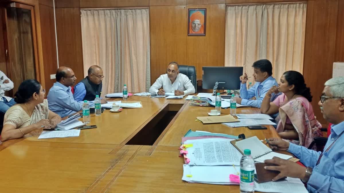 Health Minister Gundu Rao held a meeting of officials.