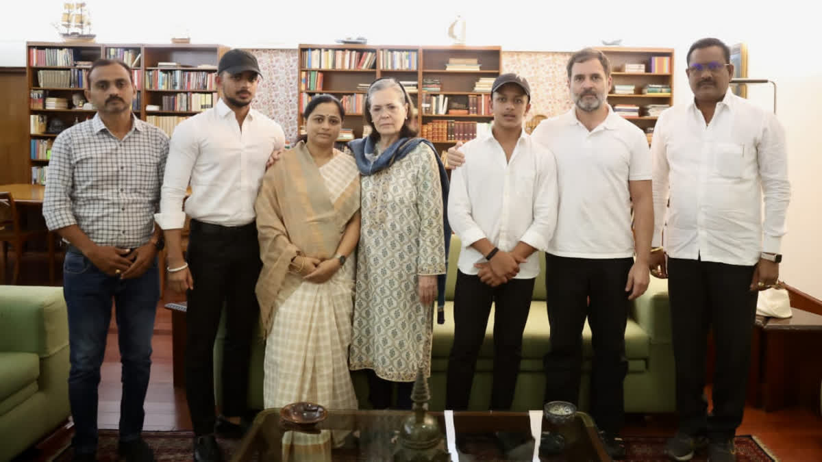 Sonia Gandhi Balu Dhanorkar Family