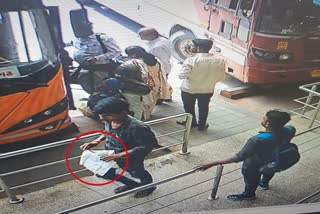 રાજકોટ બસ સ્ટેન્ડમાં મોબાઇલ ચોરી કરતો શખ્સ CCTV કેમેરા થયો કેદ