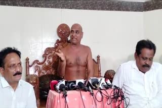 Acharya Gunadharanandi Maharaja spoke at the press conference.