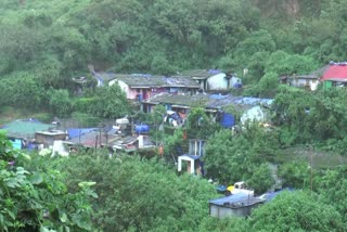 Rain updates in Munnar idukki  Idukki Rain  Munnar Antoniyar colony people worried about rain  കലിതുള്ളി പെരുമഴ  അപകട സാധ്യത മുന്നറിയിപ്പ് ലഭിച്ചു  ആശങ്ക പേറി അന്തോണിയര്‍ നിവാസികള്‍  കാലവര്‍ഷം  മൂന്നാര്‍ അന്തോണിയര്‍ കോളനി  kerala rain news  news updates  latest rain news updates