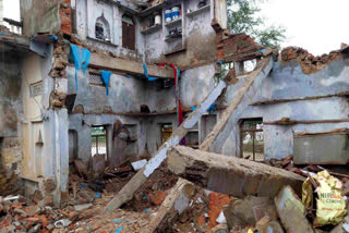 house collapsed due to rain in Alwar, one girl buried inside while other get badly injured