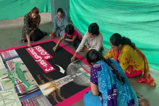 rangoli-artist-created-a-rangoli-of-the-giant-chandrayaan-3-to-salute-indias-scientists