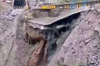 Land slide in Jammu Kashmir  Landslide in Jammu  മ്മു കശ്‌മീരില്‍ മണ്ണിടിച്ചില്‍  ദേശീയ പാതയുടെ ഒരു ഭാഗം ഒലിച്ച് പോയി  ശ്രീനഗര്‍ ദേശീയ പാത  ട്രെയിൻ സർവീസ് പൂര്‍ണമായി നിര്‍ത്തി വച്ചു  മഴ വാര്‍ത്തകള്‍  കശ്‌മീര്‍ മഴ  കശ്‌മീര്‍ മണ്ണിടിച്ചില്‍  rain updates