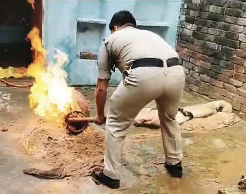 bhind police trying to extinguish fire cylinder