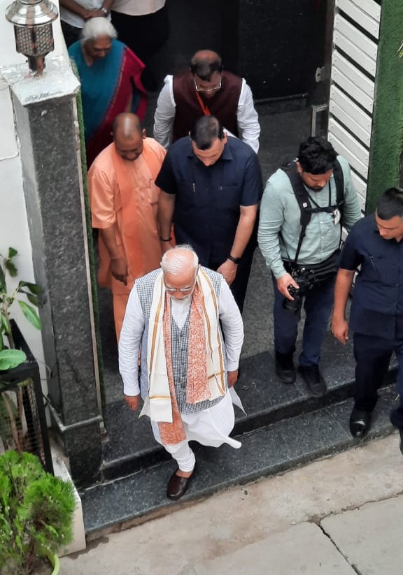 केंद्रीय मंत्री पंकज चौधरी के घर से निकलते पीएम मोदी