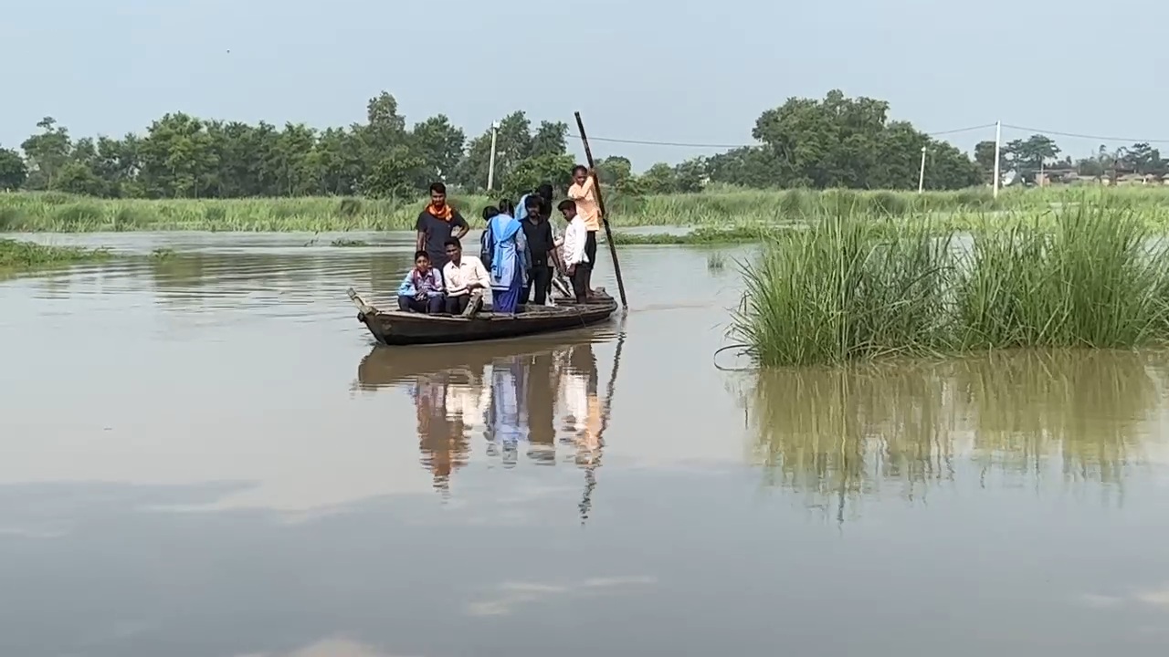 नाव से स्कूल जाते बच्चे.