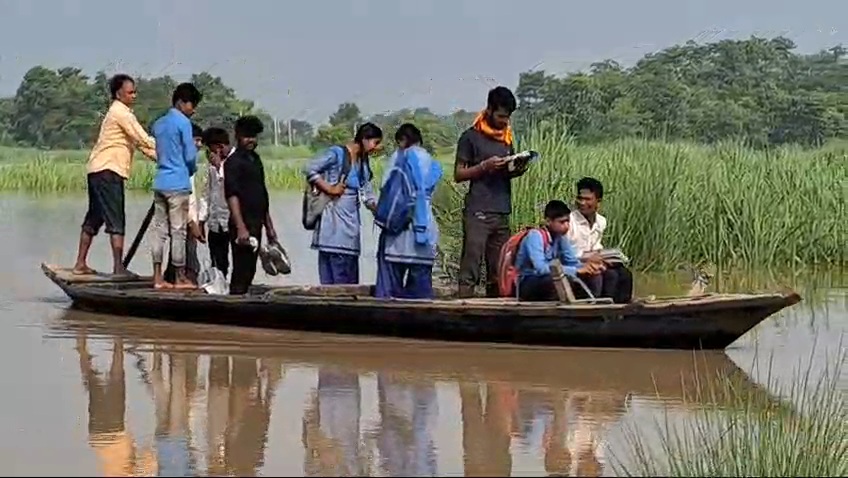 नाव से स्कूल जाते बच्चे.