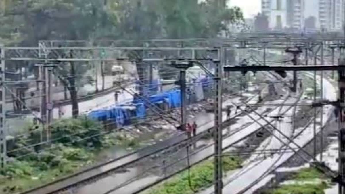 Local Train Services Hit after Heavy Rains in Mumbai, Schools, Colleges Shut; Bridge Washed away in Thane