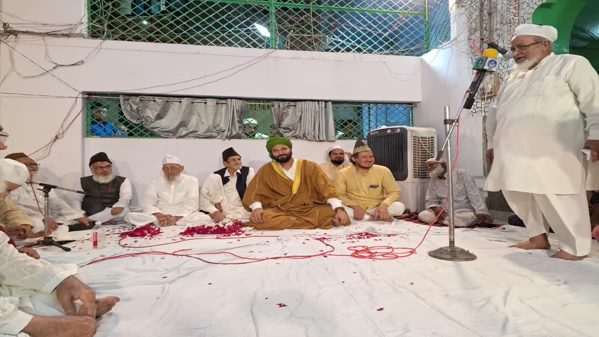 crowd of devotees at Urs of Hazrat Dada Miyan in Kanpur. Literary and religious circles present in Mahfile Sima