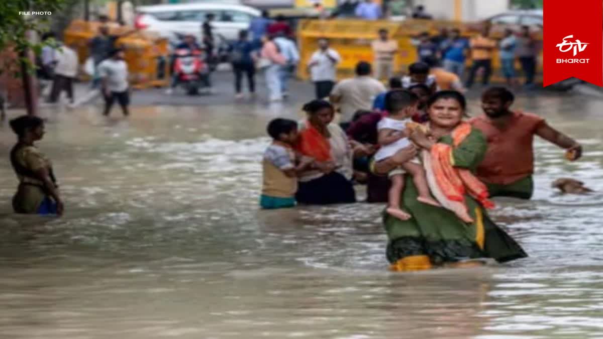 बाढ़ के बाद घरों से पलायन करते लोग.