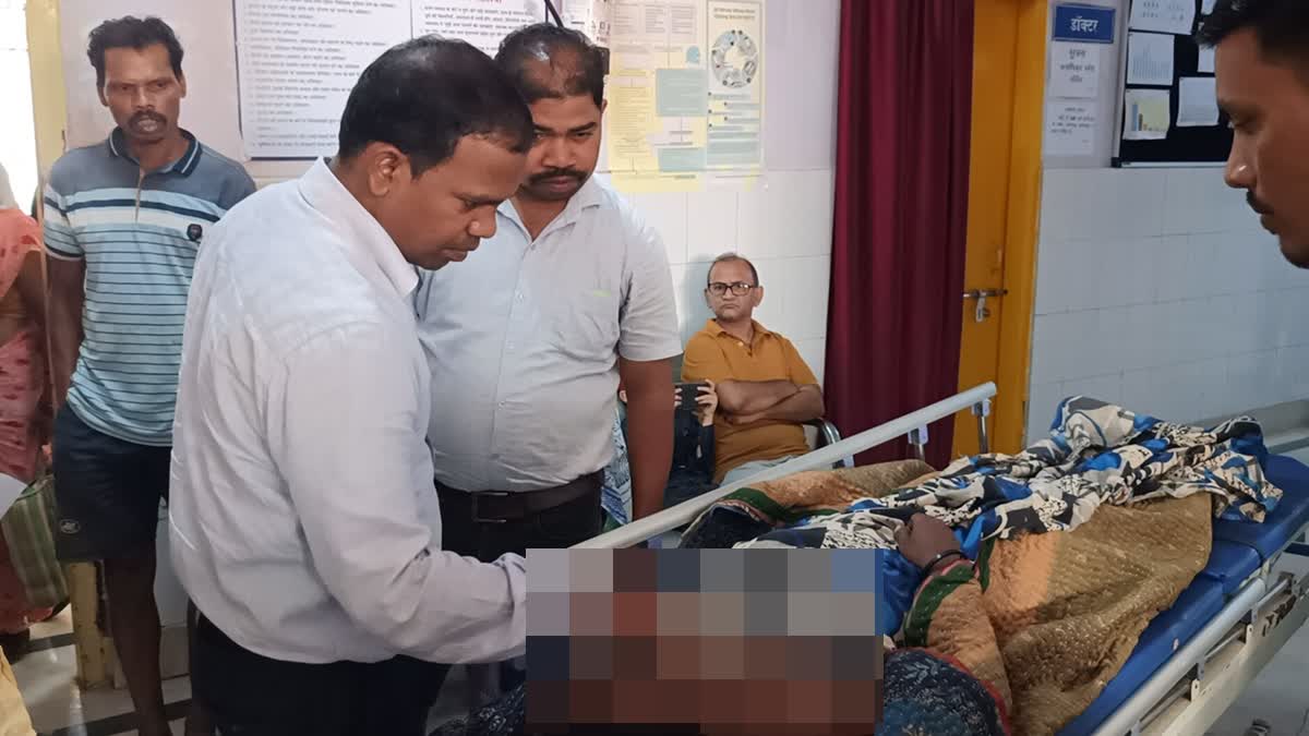 Doctors examine a snake bite victim at a hospital in Jharkhand's Gumla