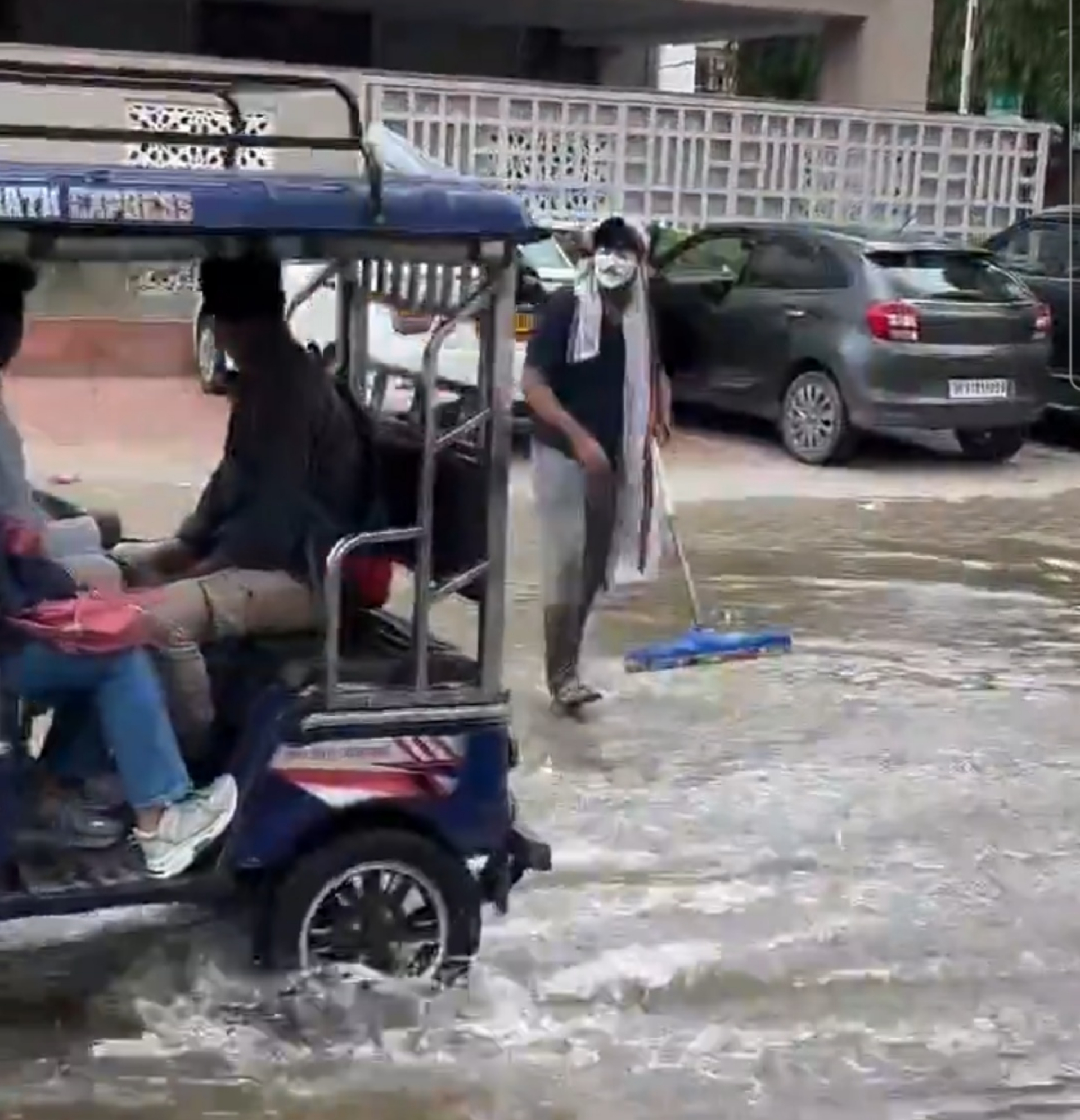 up weather update today weather monsoon flood in kushinagar bijnor rain alert in 30 districts uttar pradesh imd rain alert 8 July 2024