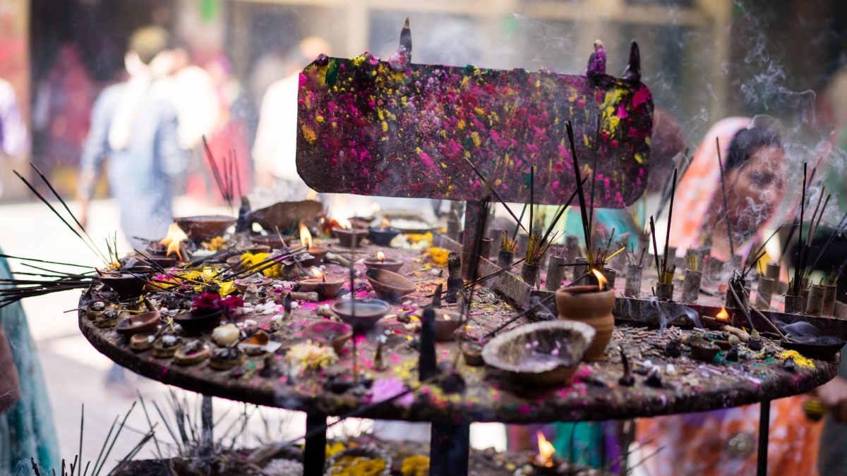 Is burning incense sticks auspicious or inauspicious