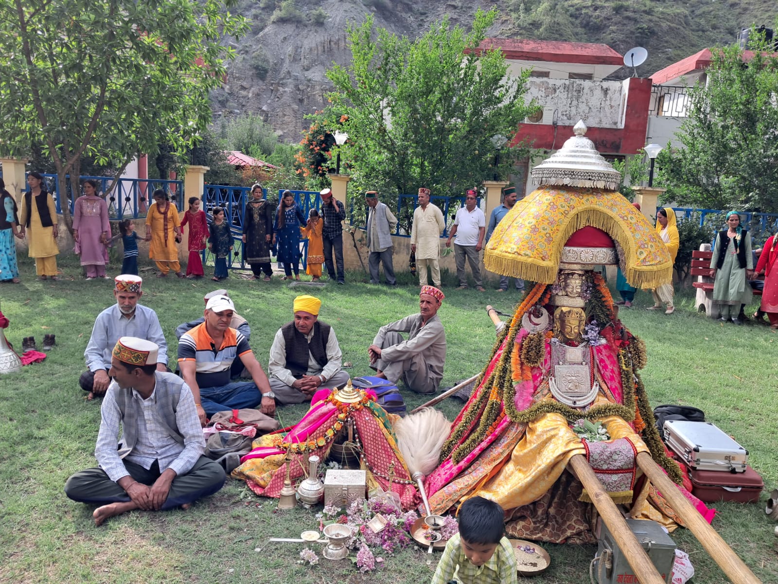 कुल्लू के सैंज घाटी में ग्रामीण देवी देवता को खेतों में बुलाते हैं.