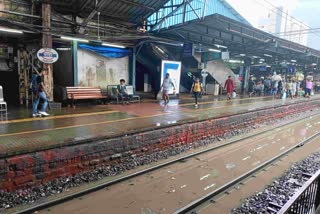 Mumbai Rain Updates traffic of Central and Harbor Railways stopped and holiday declared for schools and colleges in morning session