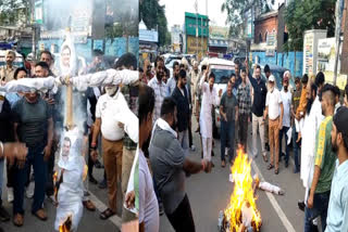 The controversial issue of commenting on Hinduism, Saffron Sena leaders blew Rahul Gandhi's effigy in Amritsar.