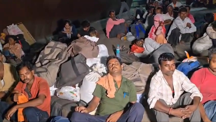 Uproar among the passengers in Karnal after many people fainted in the double deck bus going from Ambala Haryana to Bihar 300 passengers were seated instead of 80