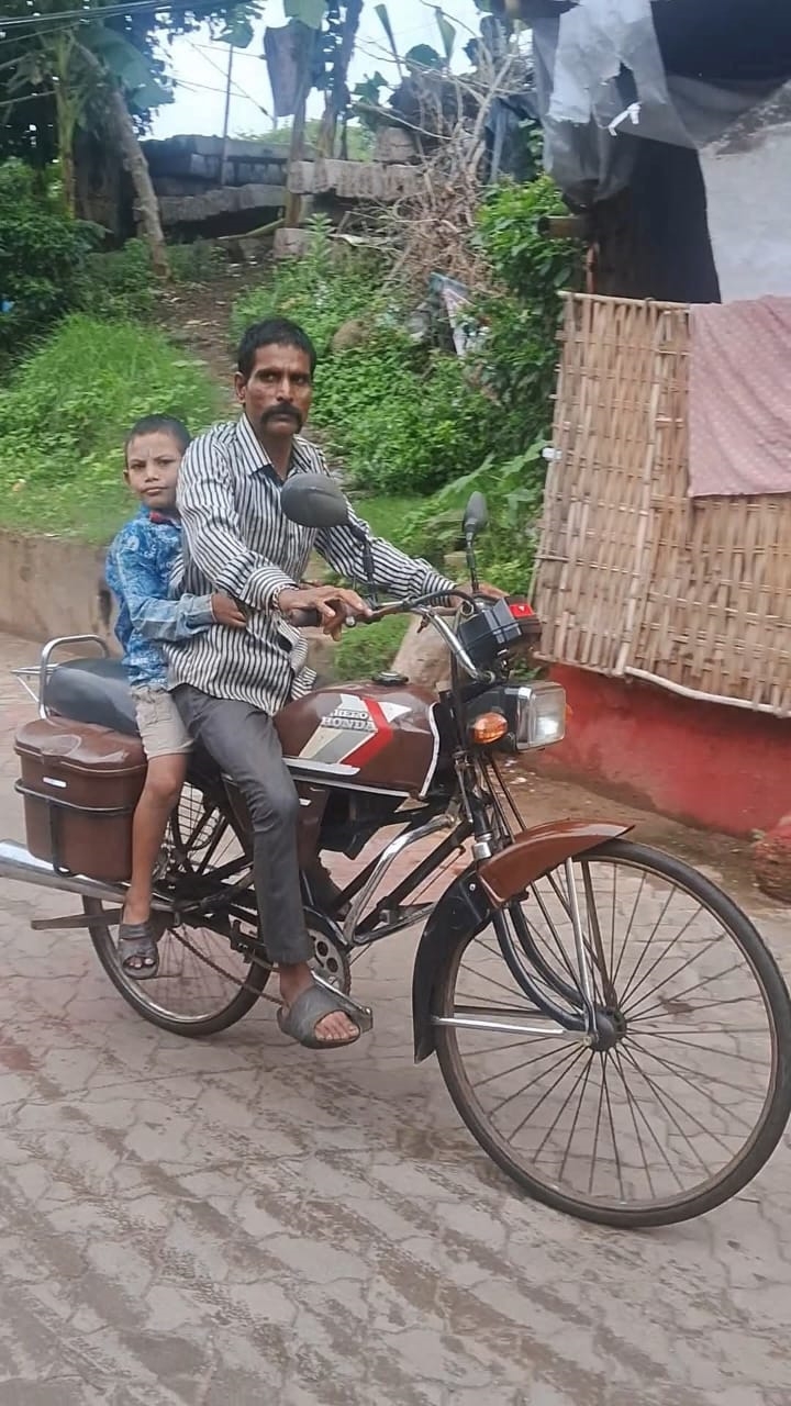 కుమారుడిని బైక్ పై తీసుకెళ్తున్న తండ్రి