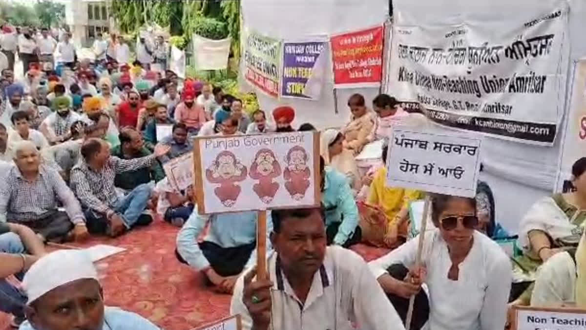 Private College Non-Teaching Employees Union employees took to the streets to demand the sixth pay commission