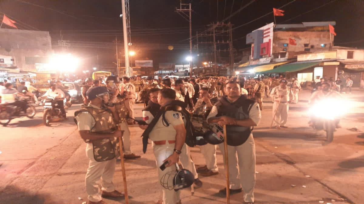 A mob pelted stones on the Jai Hindu Rashtra Kavadyatra, organized by devotees associated with the Mahadev Garh Temple, near Kaharwadi Chowk sparked a commotion among the Kavadis on Monday night