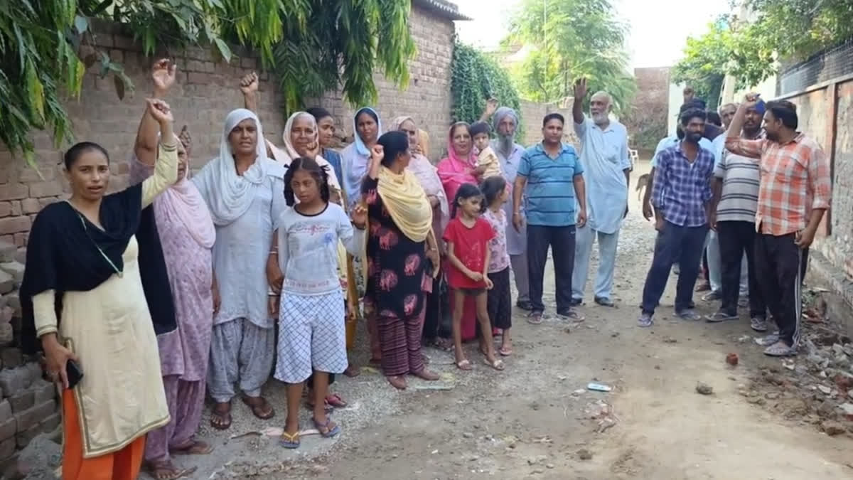 Fed up with sewage and street problems in Barnala, people staged a protest against the Punjab government