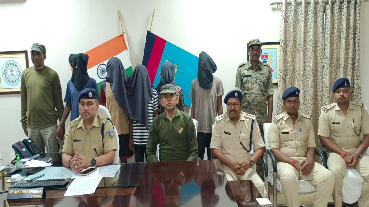 http://10.10.50.75//jharkhand/08-August-2023/jh-wes-01-chaibasa-police-arrested-five-naxalites-who-planted-id-bombs-from-tonto-police-station-area-byte-jh10021_08082023192556_0808f_1691502956_457.jpg