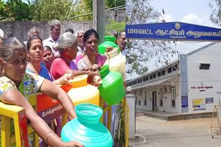 தென்காசி மாவட்டம் குறைதீர்ப்பு முகாமில் காலி குடங்களுடன்  ண்ணீர் பிரச்னை குறித்து புகார்