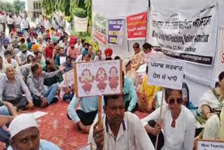 Private College Non-Teaching Employees Union employees took to the streets to demand the sixth pay commission