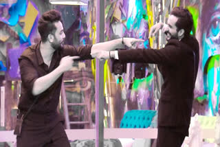 alman Khan hosted reality show Bigg Boss OTT Season 2 is in its finale week. While the show is nearing its end, tension in BB OTT 2 house is palpable as contestant are leaving no stone unturned to up their chances to win claim the trophy. In an upcoming episode, Abhishek Malhan will be seen predicting himself as the winner of Bigg Boss OTT 2 while discussing how Elvis Yadav's contribution to the house is negligible.