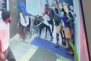 Gang Attack  Youths attacks each other  Vaikom Taluk Hospital  Vaikom  Taluk Hospital Case  കള്ളുഷാപ്പിലെ തമ്മില്‍ത്തല്ല്  താലൂക്ക് ആശുപത്രിയിലേക്ക് നീണ്ടു  താലൂക്ക് ആശുപത്രി  ആശുപത്രി  അഞ്ചിലധികം പേര്‍ക്ക് പരിക്ക്  കേസെടുത്ത് പൊലീസ്  കോട്ടയം  വൈക്കം  ആശുപത്രി സംരക്ഷണ നിയമം