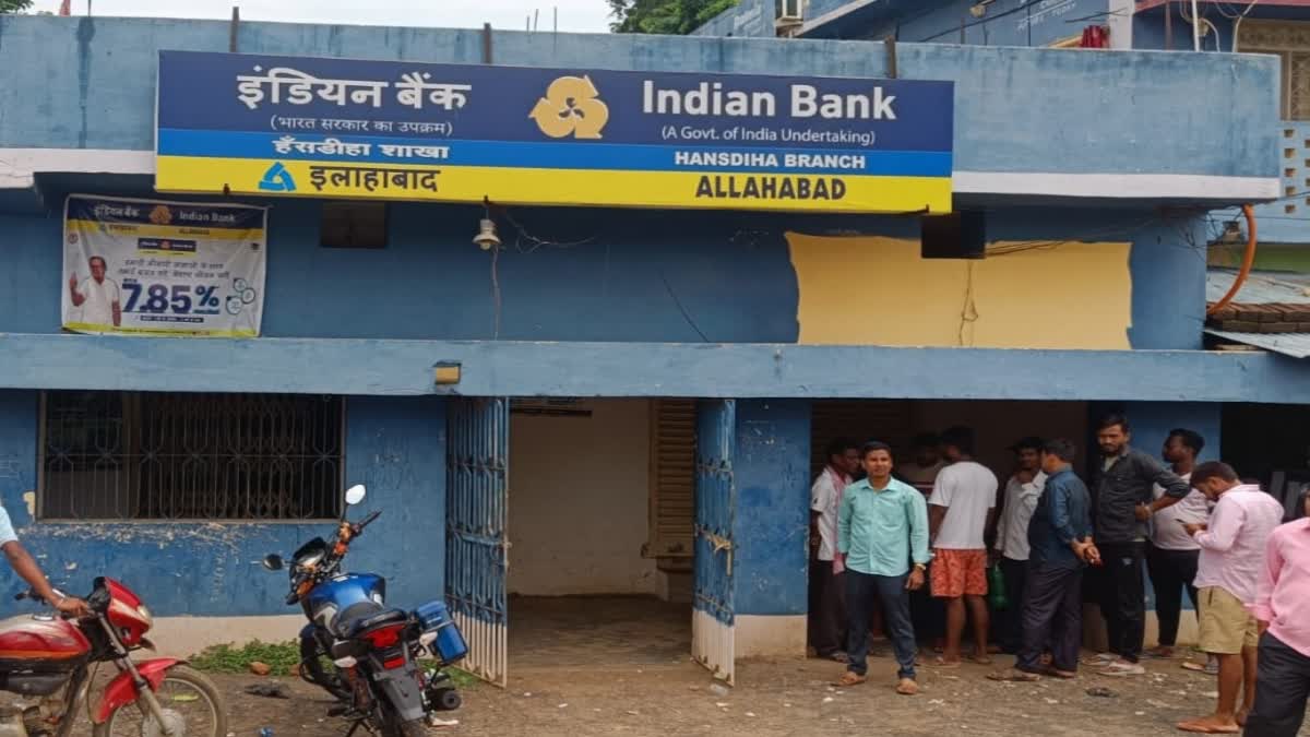 Robbery at Indian Bank in Hansdiha Dumka