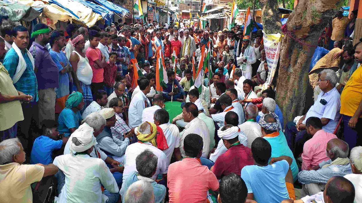 रेलवे क्रॉसिंग पर ओवरब्रिज की मांग को लेकर धरना