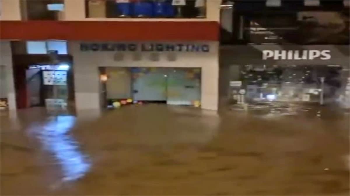 Hong Kong heaviest rain  Hong Kong heaviest rain in at least 140 years  widespread flooding after typhoon  140 ವರ್ಷಗಳ ಬಳಿಕ ಹಾಂಕಾಂಗ್​ನಲ್ಲಿ ಜಳಪ್ರಳಯ  ಭಾರೀ ಮಳೆಗೆ ತತ್ತರಿಸಿದ ದಕ್ಷಿಣ ಚೀನಾ  ಹಾಂಕಾಂಗ್‌ನಲ್ಲಿ ಜಲ ಪ್ರಳಯ  ಒಂದು ಗಂಟೆಯೊಳಗೆ ಸುರಿದ ಮಳೆ  ದಕ್ಷಿಣ ಚೀನಾದ ಆರ್ಥಿಕ ಕೇಂದ್ರ  ಹಾಂಕಾಂಗ್​ನಲ್ಲಿ ಭಾರೀ ಮಳೆ  ರಸ್ತೆಗಳು ಮತ್ತು ಸುರಂಗಮಾರ್ಗಗಳು ಜಲಾವೃತ