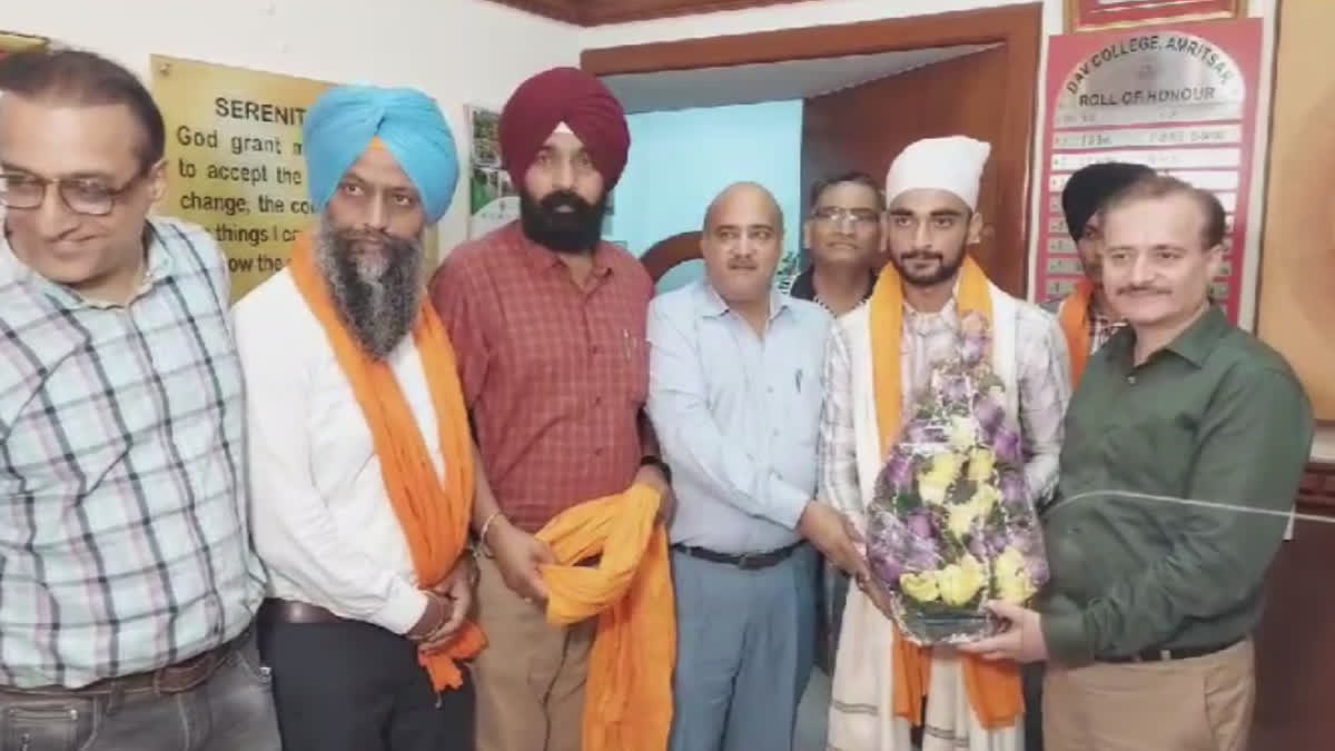 KBC 15 WINNER : Jaskaran Singh arrived at DAV College Amritsar, principal and college staff honored him