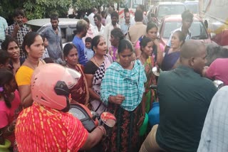Women_Protest_for_Water_on_Road_at_Podili