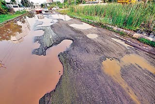 Damaged Roads in AP : రాష్ట్రంలో రహదారులు పెద్ద పెద్ద గోతులతో,  ఛిద్రమై దారుణంగా మారాయి. ప్రజలు తీవ్ర అవస్థలు పడుతుంటే సీఎం జగన్ మాత్రం పట్టించుకోరా అని ప్రజలు అంటున్నారు? భారీ గోతులన్నీ వర్షాలకు చెరువులను తలపిస్తున్నాయి. అసలు రోడ్డు ఎక్కడుందో వెతుక్కోవలసిన పరిస్థితి ఉంటే.. ఆ రహదారులపై ప్రయాణాలు చేస్తూ ప్రమాదాలకు గురువుతున్నారు. కనీసం గోతులను పూడ్చేందుకూ చేతులు రావా? చాలాచోట్ల గోతులు తప్ప రోడ్డే కనిపించనంత దారుణమైన పరిస్థితులున్నా.. కనీస మరమ్మతులూ ఎందుకు చేయటం లేదో అర్థం కావటం లేదు? సీఎం జగన్ జిల్లాల పర్యటనలకు వెళ్లినప్పుడు.. అక్కడ ఆయన ప్రయాణించే 2,3 కిలోమీటర్ల రోడ్లను అద్దంలా మార్చేస్తున్నారు..! మరి ప్రజలు ఏళ్ల తరబడి అవే రోడ్లపై, తీవ్ర అవస్థలు పడుతూ ప్రయాణిస్తుంటే.. వారి కష్టాలు పాలకులుక, ఉన్నతాధికారులకు కనిపించవా? జగన్ మాత్రమే సాఫీగా ప్రయాణించాలా? ఆయన్ను ఎన్నుకున్న ప్రజలు ఎలా పోయినా ఫర్వాలేదా? అంటూ ప్రజలు ప్రశ్నిస్తున్నారు. తాము ఈ రహదారుల్లో ప్రయాణం చేయాలంటే ప్రాణాలను అరచేతిలో పెట్టుకోని, దేవుడిపైన భారం వేయాల్సి వస్తుందని రాష్ట్ర ప్రజలు అసహనం వ్యక్తం చేస్తున్నారు.