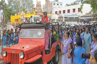 நல்லாசிரியர் விருது பெற்ற ஆசிரியருக்கு ஜீப்பில் ஊர்வல மரியாதை