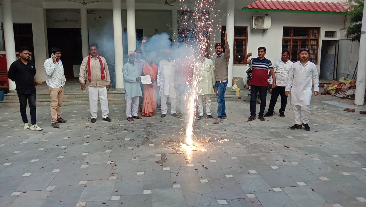 कार्यकर्ताओं ने की आतिशबाजी.