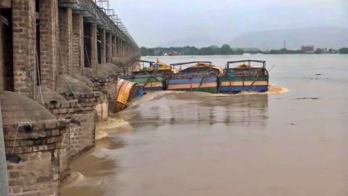 Collision of Boats in Prakasam Barrage