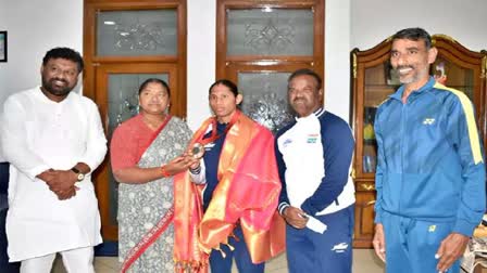 Paralympic athlete Deepti meet Minister Seethakka