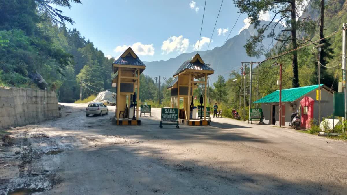 Tourists Opposing SADA Barrier Tax in Manikaran