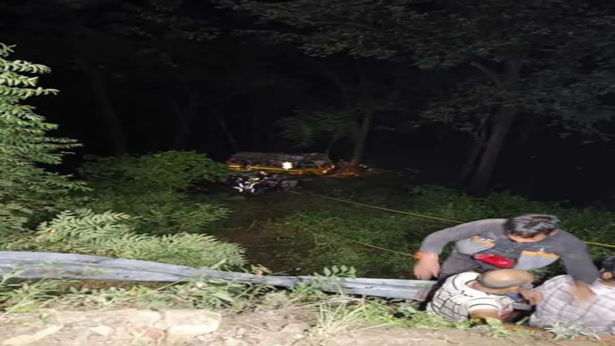 A bus went out of control in Nainital and fell into a deep gorge. This accident took place at Nalni on the Nainital Kaladhungi Road. It is learnt that 32 passengers were travelling on the bus when the accident took place. So far four people died and the death toll may increase. Right now the injured are being rescued.