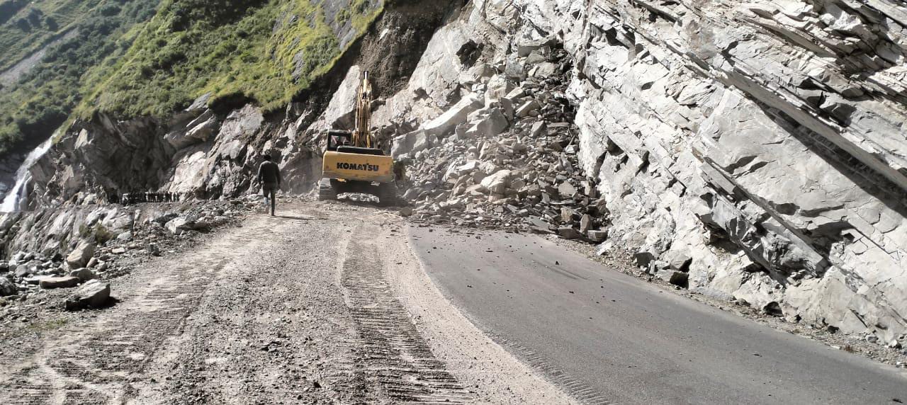 Rock Fall On Vehicle in Pithoragarh