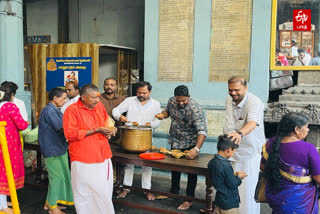 திருவல்லிக்கேணி பார்த்தசாரதி கோயிலில் உதயநிதி அறக்கட்டளை சார்பில் பிரசாதம்