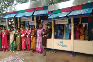 travelling Bus Stop  Bengaluru gets its first travelling Bus Stop  Mobile Bus Stop  Bengalurus First Mobile Bus Stop  ബെംഗളൂരുവിലെ ആദ്യത്തെ സഞ്ചരിക്കുന്ന ബസ് സ്‌റ്റോപ്‌  സഞ്ചരിക്കുന്ന ബസ് സ്‌റ്റോപ്‌  മൊബൈൽ ബസ് സ്‌റ്റോപ്‌  സ്ത്രീകൾക്ക് സൗജന്യ യാത്ര  Free travel for women  Alli Serona