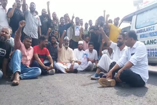 Protest With The Student Dead Body  Accident death Kasaragod  student Died car Accident Kasaragod  Protest On Road with dead body  protest  ദേശീയപാത വികസനത്തിലെ അപാകത  വിദ്യാർഥിയുടെ മൃതദേഹവുമായി പ്രതിഷേധം  പ്രതിഷേധം  കാസർകോട് വിദ്യാർഥിയുടെ മരണം  വാഹനാപകടം