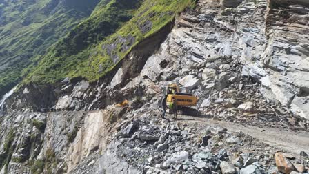 Rock Fall On Vehicle in Pithoragarh