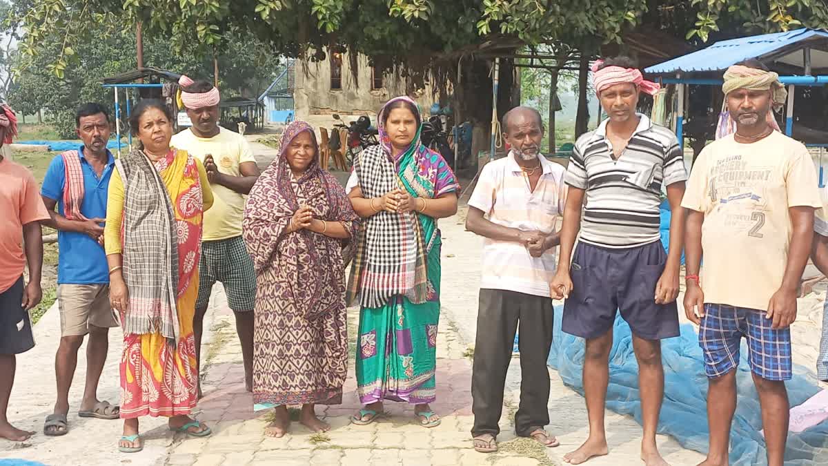 আত্মহত্যার হুমকি মৎস্য প্রজনন কেন্দ্রের অস্থায়ী কর্মীদের