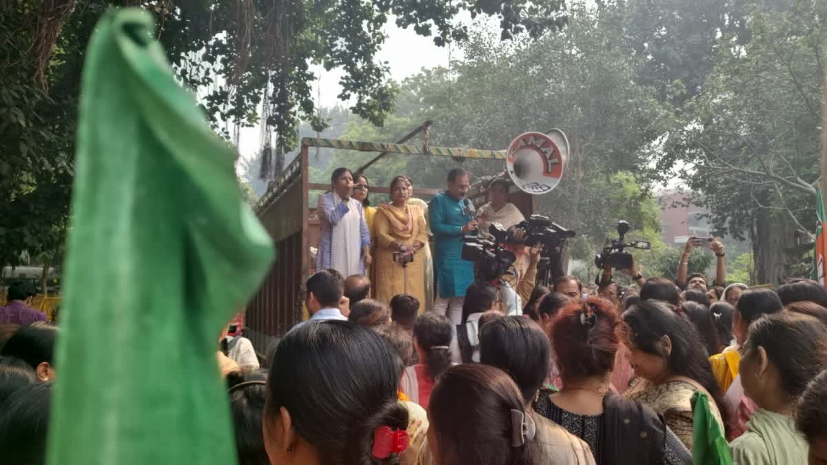 नीतीश कुमार के खिलाफ भाजपा महिला मोर्चा का प्रदर्शन
